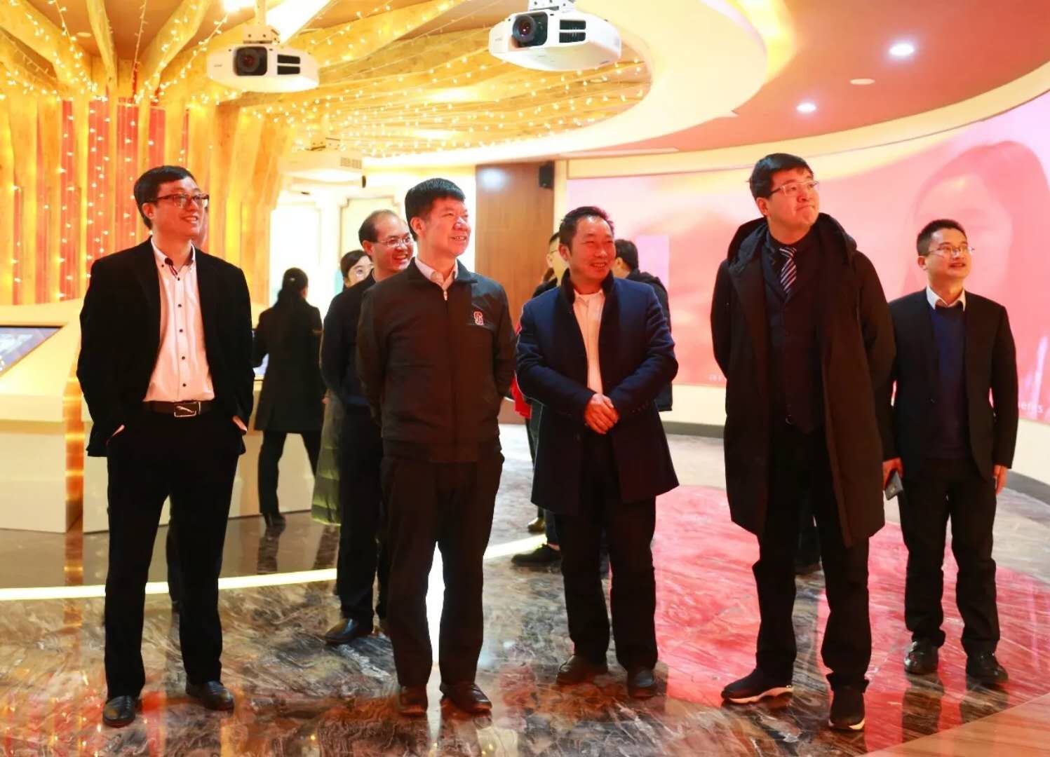 中國城鎮(zhèn)化促進會黨委書記、理事長陳炎兵一行到朱砂古鎮(zhèn)考察文化...